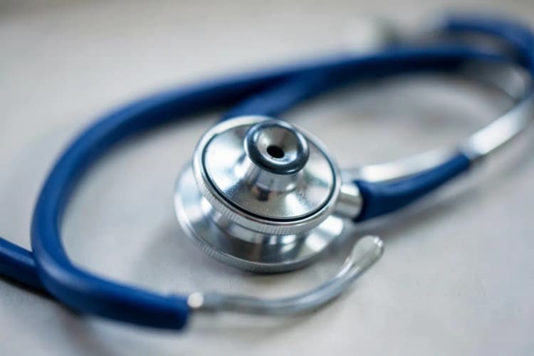 Um close-up de um estetoscópio, simbolizando a consulta médica.