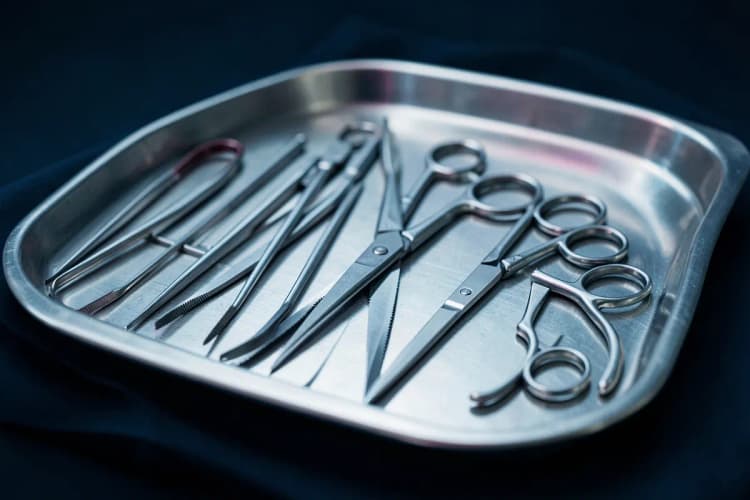 Um conjunto de instrumentos médicos em uma bandeja esterilizada