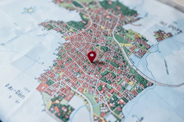 Um mapa estilizado do Rio de Janeiro com um marcador de localização em um bairro específico