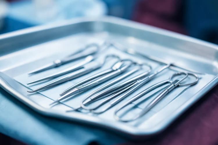 Um conjunto de instrumentos cirúrgicos de precisão organizados em uma bandeja esterilizada