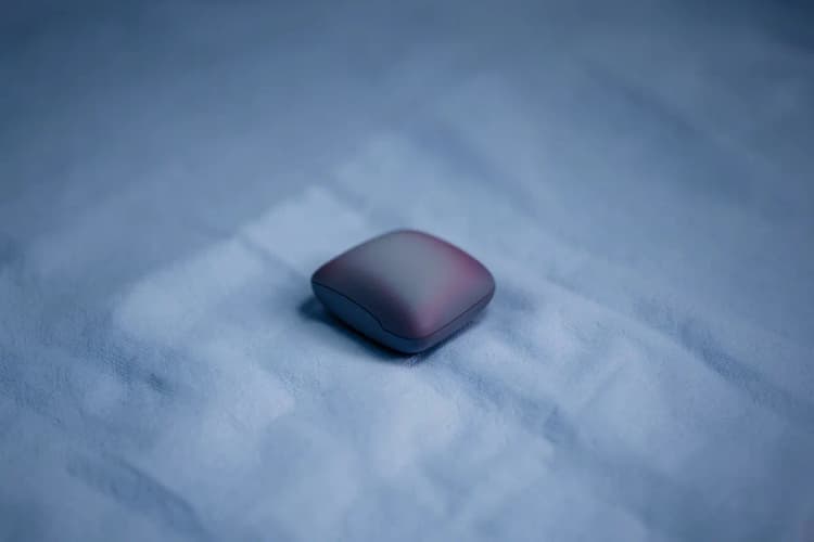 Um aparelho de ultrassom com transdutor em close-up, pronto para ser usado em um exame médico.