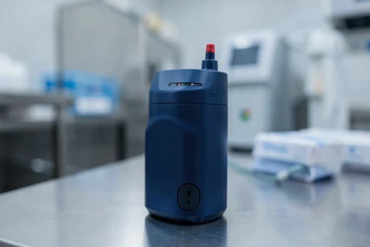 Equipamento a laser médico com ponta de fibra óptica em um ambiente clínico estéril.